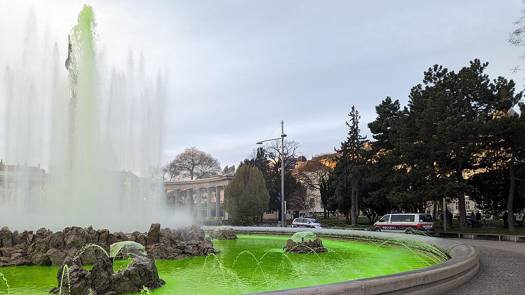 Springbrunnen am Schwarzenbergplatz grün eingefärbt