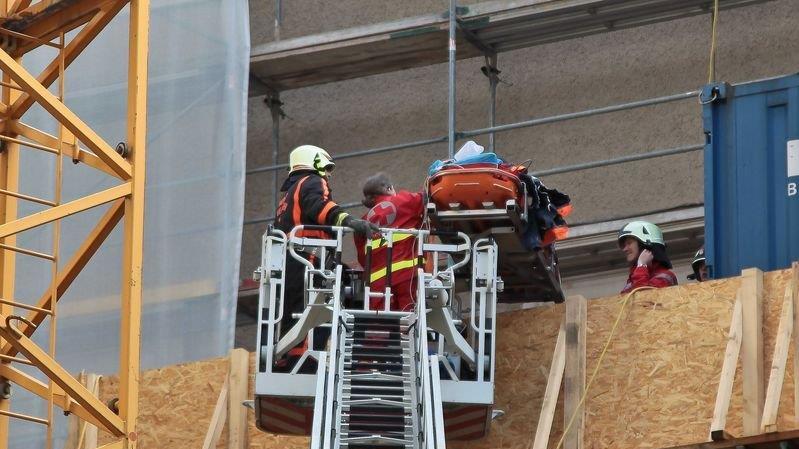 Arbeiter stürzt von Dach