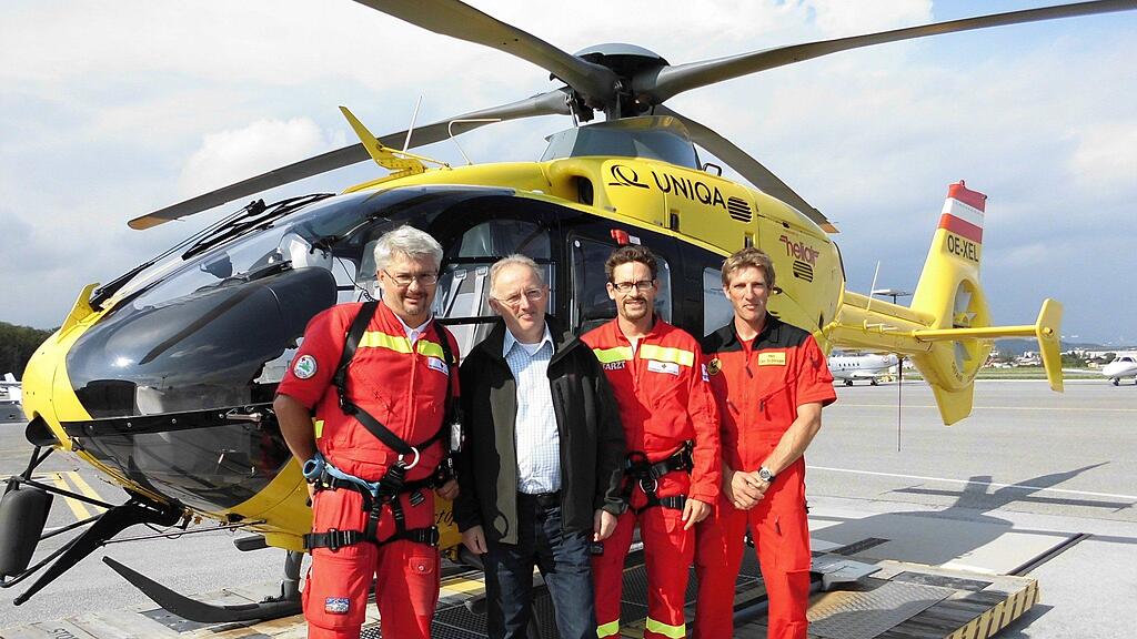 Im Bild v. l.: Notfallsanitäter Roland Rathauscher, Patient Reinhold Moosbrugger, Notarzt Jacob Krammer und Pilot Stefan Dürager.