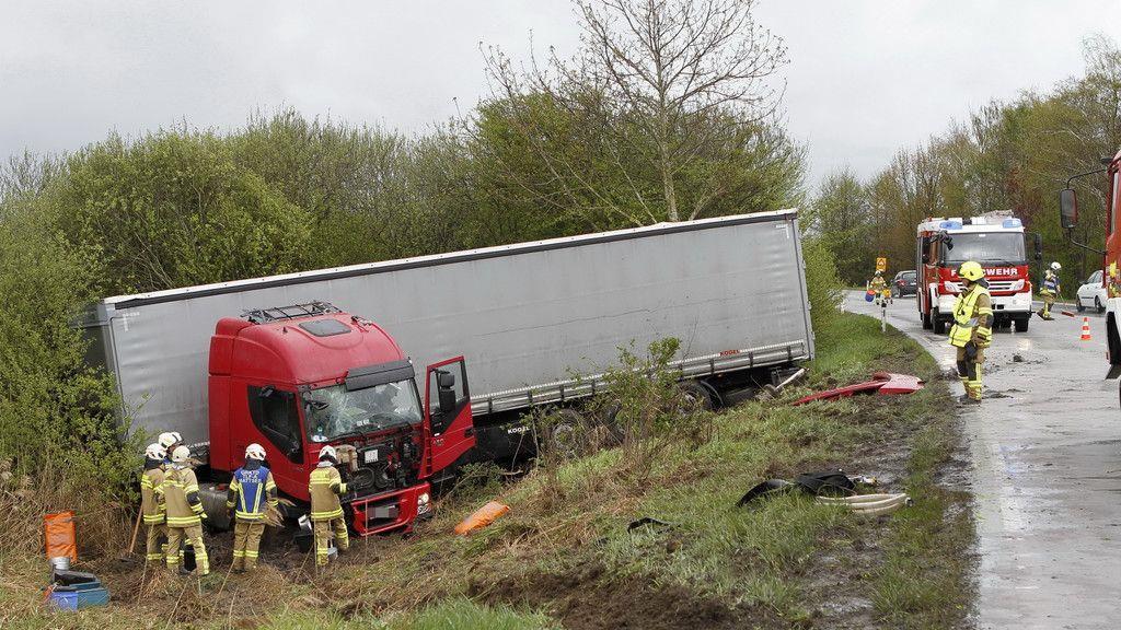 Sattelschlepper kommt in Mattsee von Fahrbahn ab.