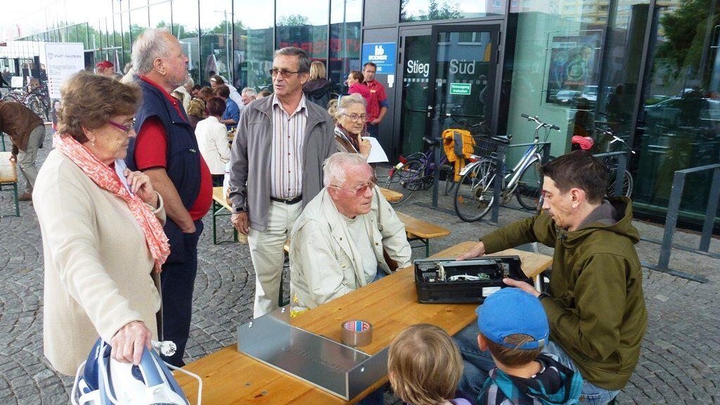 Kleine Reparaturen mit großer Wirkung: Ein paar Handgriffe und das Bügeleisen funktioniert wieder.