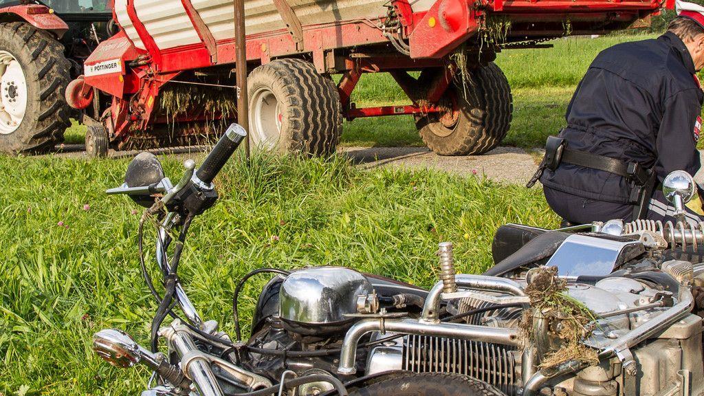 Motorradlenker von Traktoranhänger überrollt