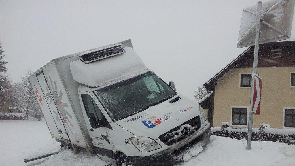 Lkw kippt um
