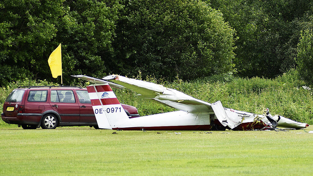 Der Pilot verstarb noch an der Unfallstelle.