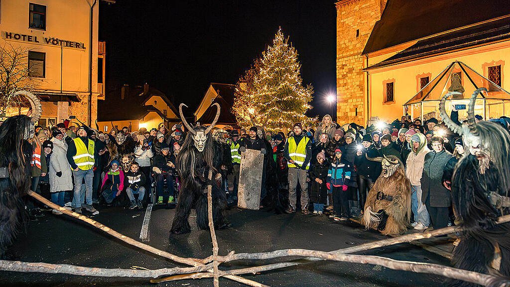 Krampuslauf im Ortszentrum, Großgmain