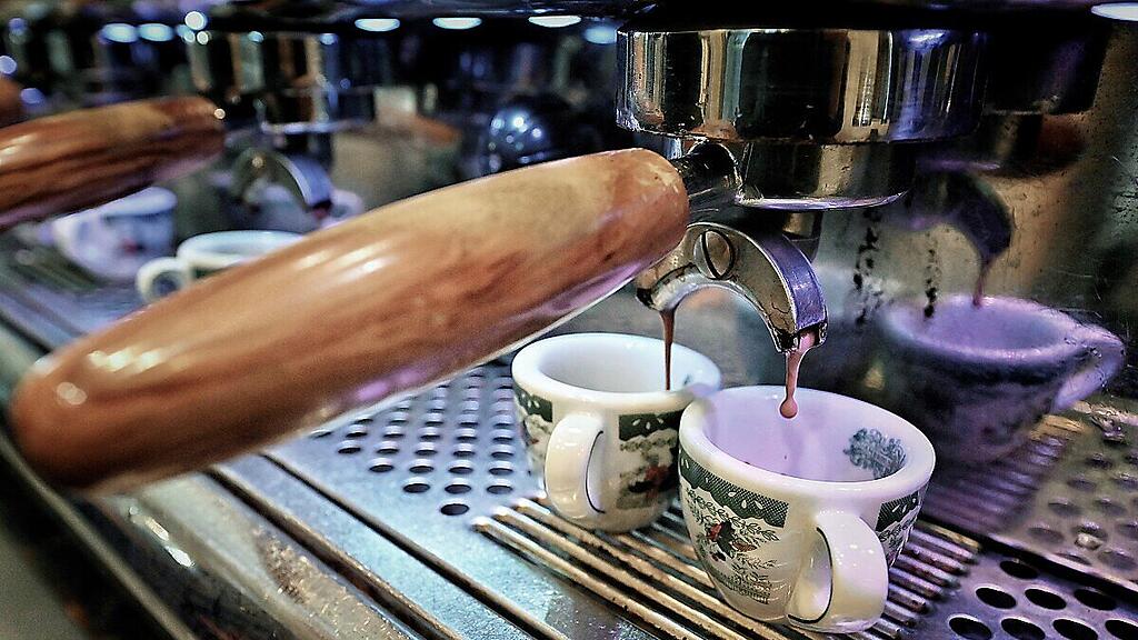 Die Angestellten der Kleinstadt müssen nun ihren Kaffe in Bars trinken
