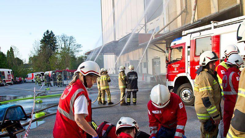 Die Feuerwehren Gnigl, Itzling, Bruderhof und Liefering waren mit 95 Mann und 16 Fahrzeugen im Einsatz.