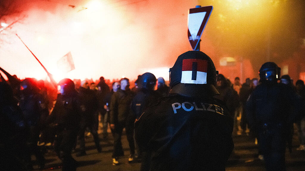 Fanmarsch von Go Ahead Eagles in Salzburg