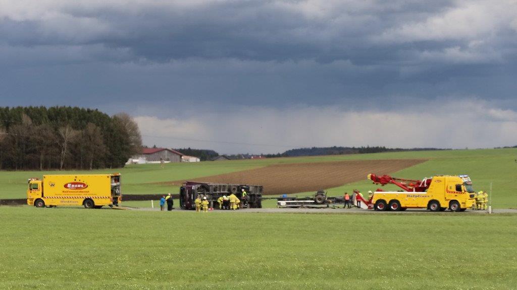 Niklas: Lkw kippt auf B156 um