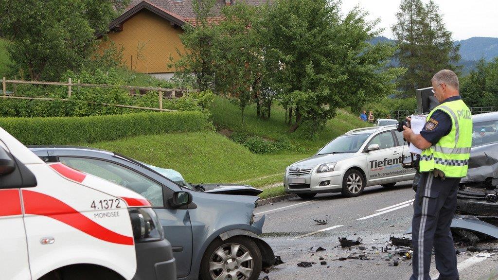 Zwei Schwerverletzte bei Frontalcrash in Mondsee