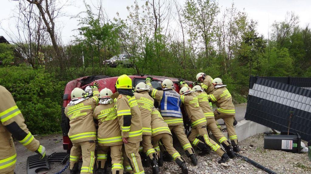Grödig: Fahrzeug stürzt über Böschung