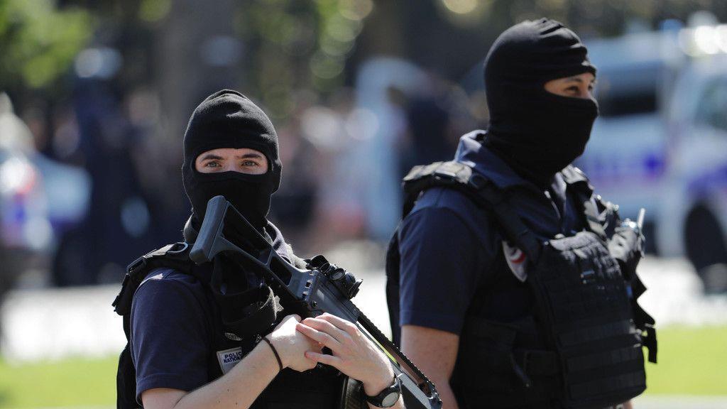 Polizeiwagen in Paris gerammt