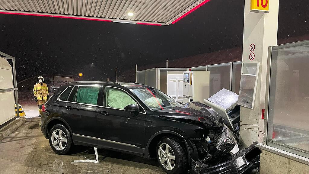 Pkw kracht in Eben in Tankstelle