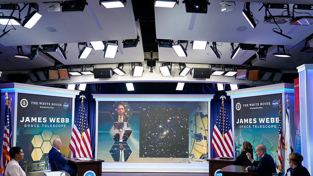 James Webb-Teleskop: Biden bei Pr\u00e4sentation