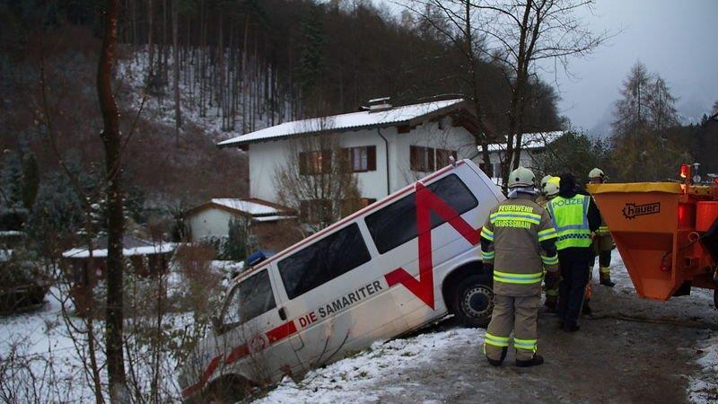 Krankenwagen landet im Graben