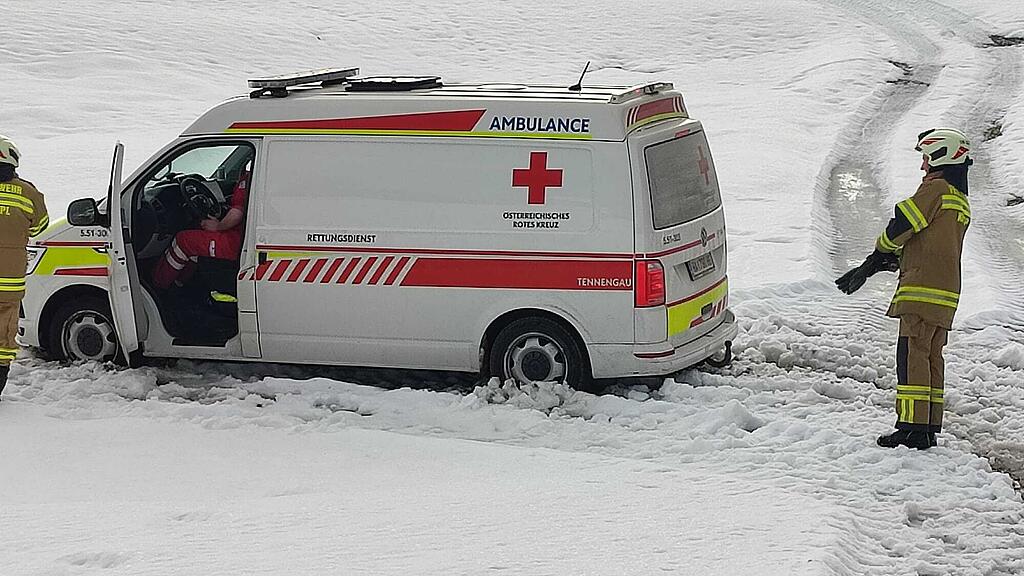 Rettungswagen im Schnee