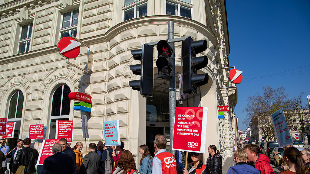 Protestkundgebung der Bankangestellten in Salzburg