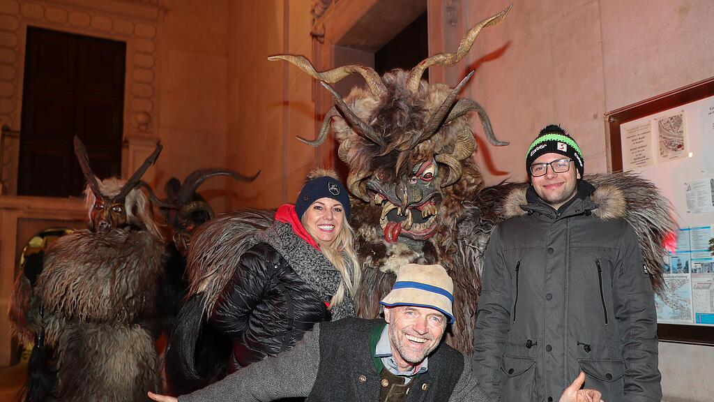 Schön- und Schiachperchten am Christkindlmarkt in Salzburg