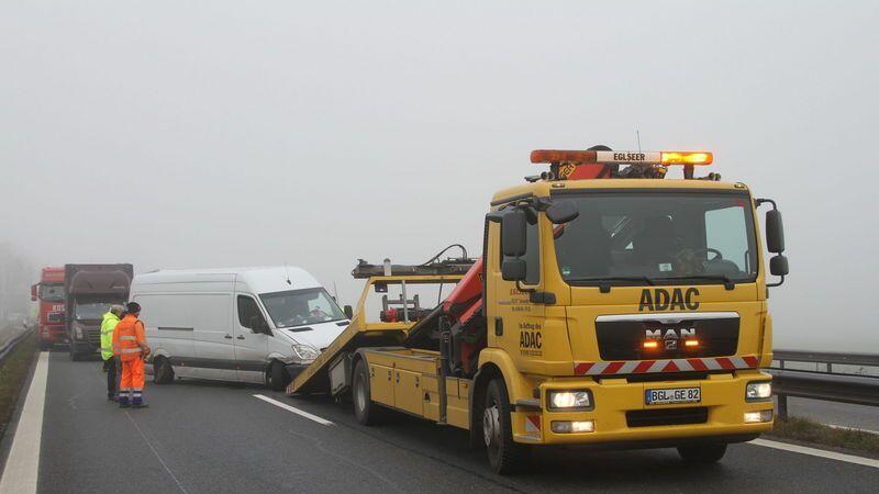 Ein Reifenplatzer löste den Unfall auf der A8 aus.