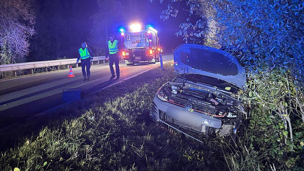 Auto landet in Nußdorf in Graben