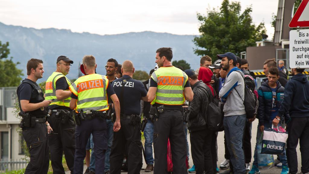 Flüchltinge zu Fuß von Salzburg nach Freilassing unterwegs