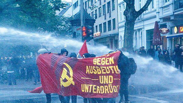 Ewig-Gestrige mit Sovjet-Symbolik