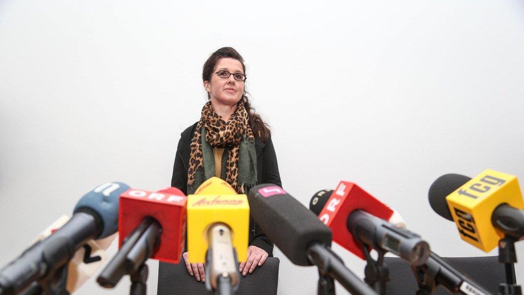 Rathgeber präsentiert Buch, II