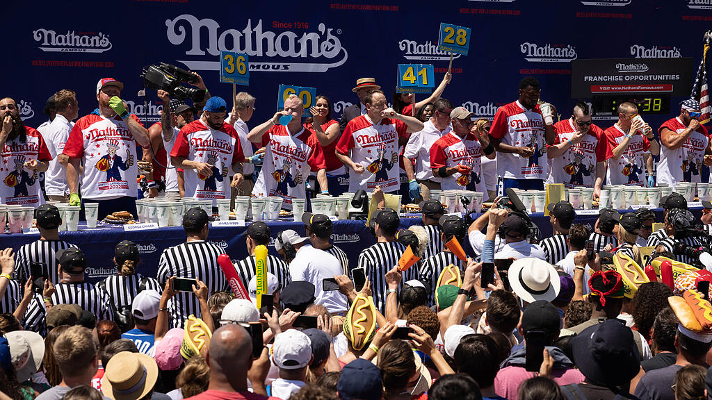 Joey Chestnut verschlingt 83 Hotdogs in 10 Minuten