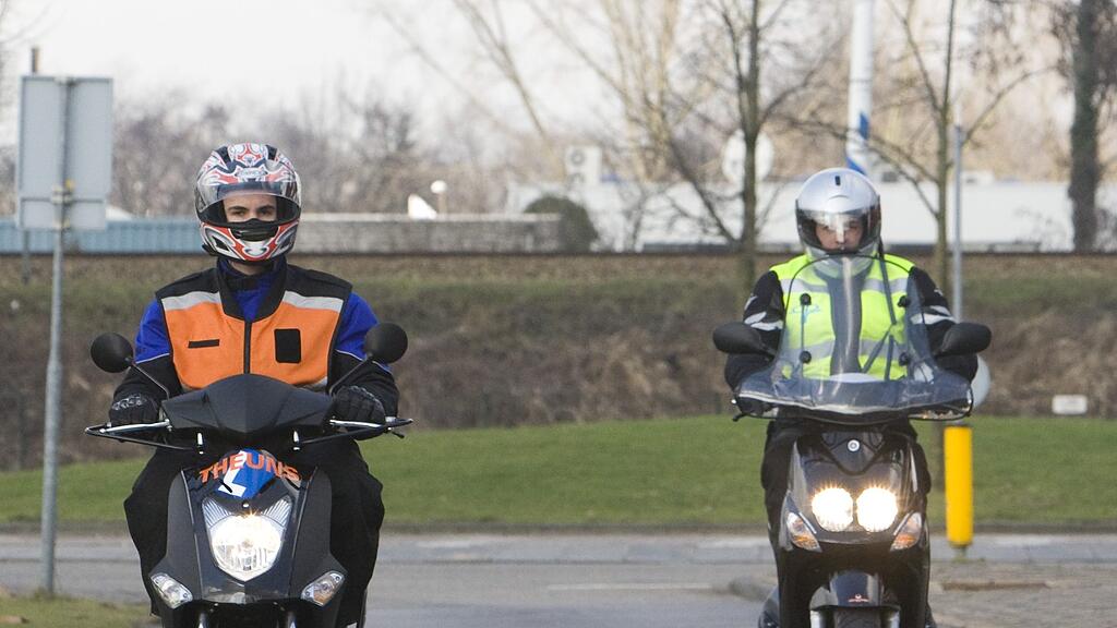 In Österreich dürfen Jugendliche ab 15 Jahren Mopedfahren (Symbolbild).