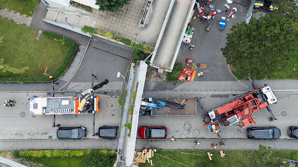 Lkw contra Fußgängerbrücke in Linz