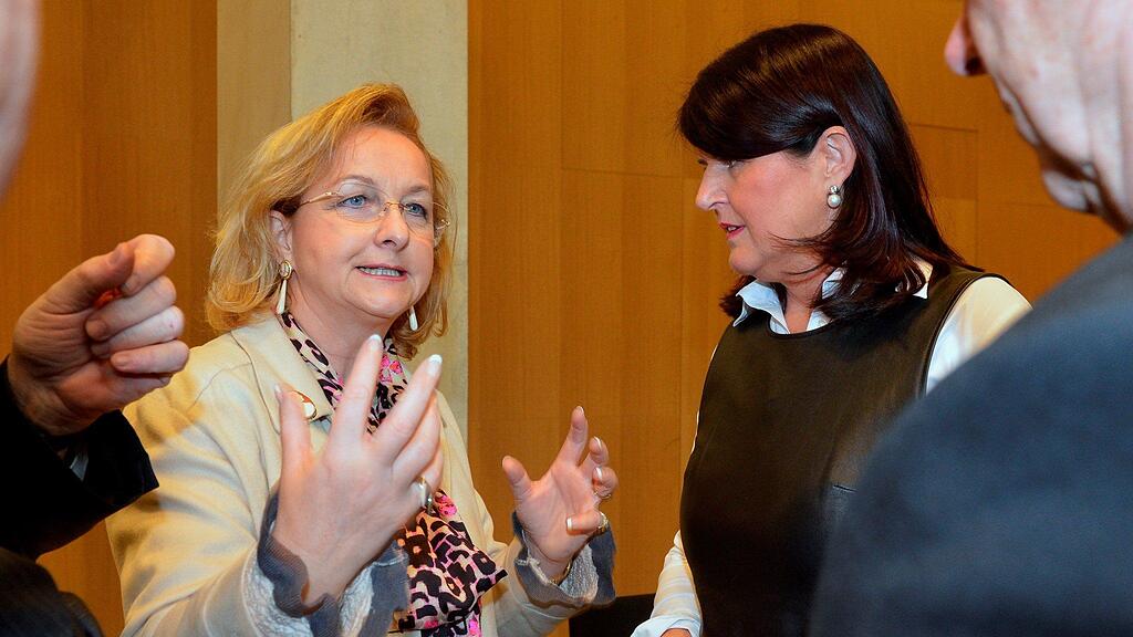Ein Sprecher von Finanzministerin Maria Fekter (ÖVP, links im Bild) begründete dies mit den noch anstehenden Verhandlungen mit der Opposition (notwendig, da die Materie ja eine Zwei-Drittel-Mehrheit erfordert).