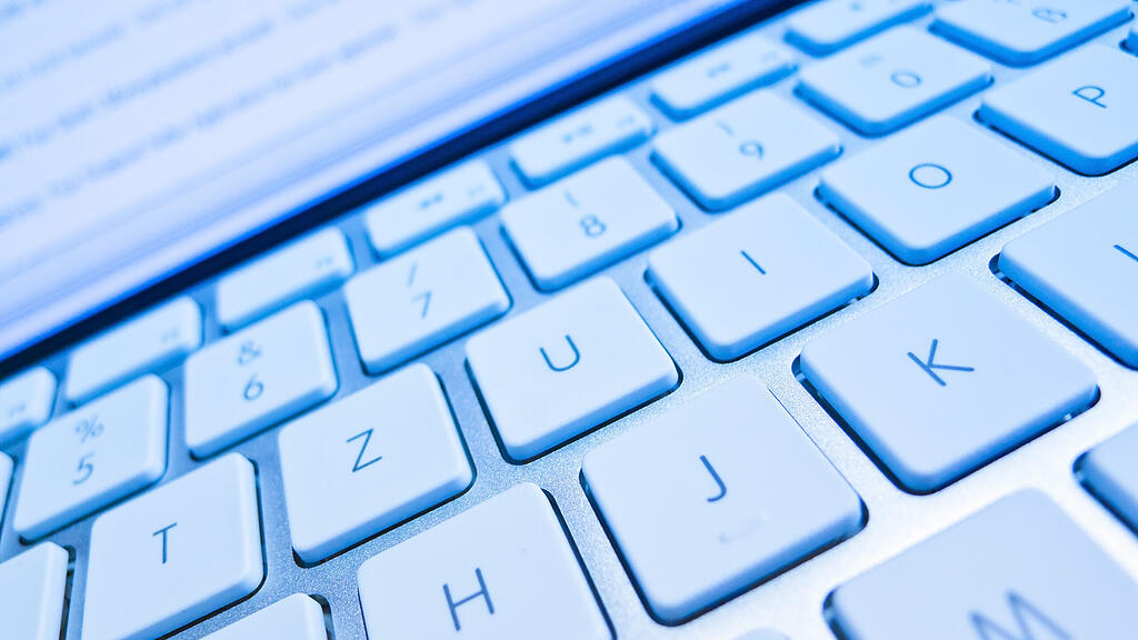 162022_Tastatur_eines_Computers_vor_Bildschirm.jpg