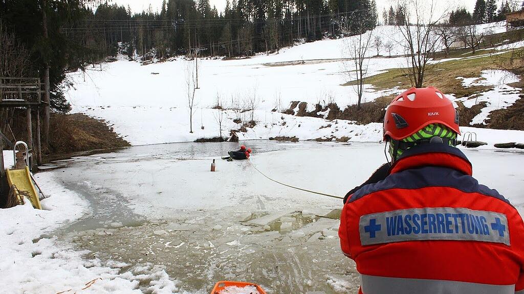 Die Wasserrettung macht auf die Gefahr von gefrorenen Gewässern aufmerksam.