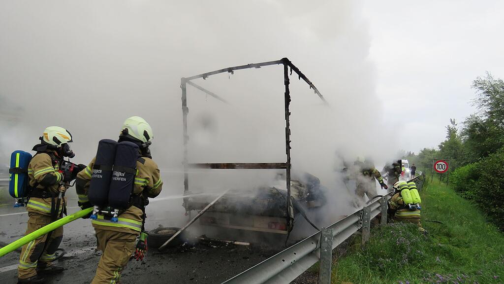 Fahrzeugbrand auf A10 bei Pfarrwerfen