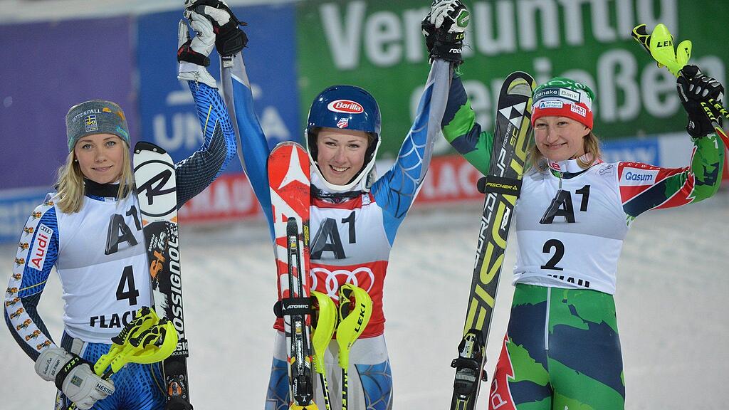 Die 17-jährige Mikaela Shiffrin (USA) gewinnt nach einem dramatischen Finale den Flachau-Slaolm vor der Schwedin Frida Hansdotter, Dritte wurde die Finnin Tanja Poutiainen.