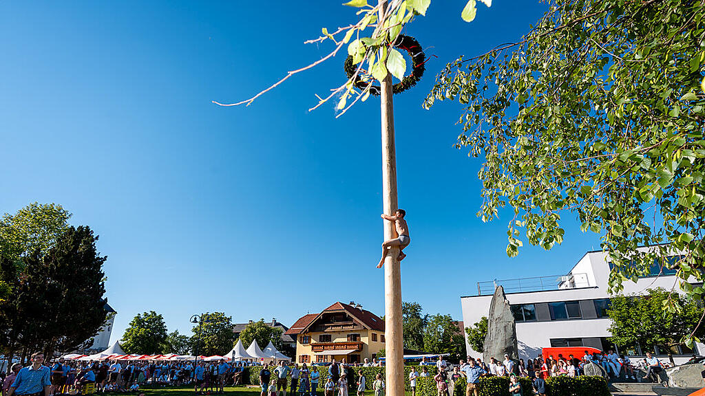 Maibaumaufstellen in Wals (am Kirchenplatz)