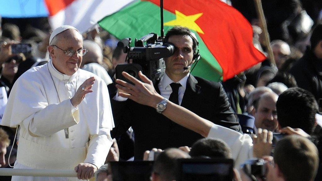 Zehntaussende Pilger bei Amtseinführung von Papst Franziskus