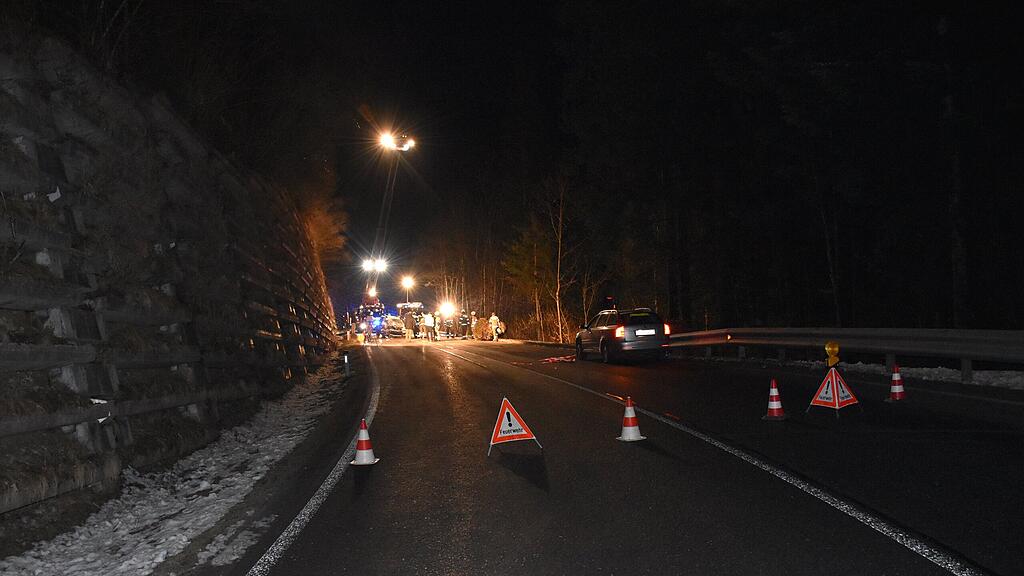 Fels st\u00fcrzt in Abtenau auf B162