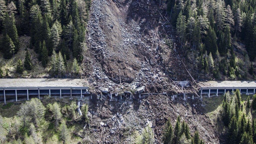 Massiver Felssturz auf Felbertauernstraße vor Matrei in Osttirol