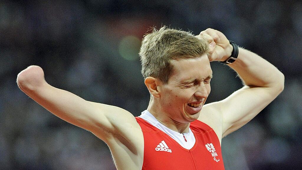 Der Salzburger Leichtathlet Gunther Matzinger freudetaumelnd im Ziel.