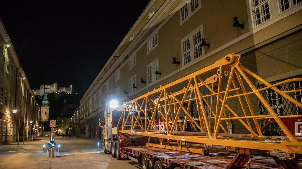 Goldener Hirsch: Spezialkran errichtet