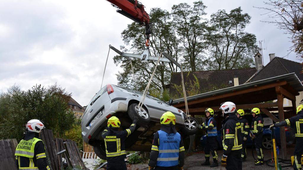 Pkw droht in Schärding abzustürzen