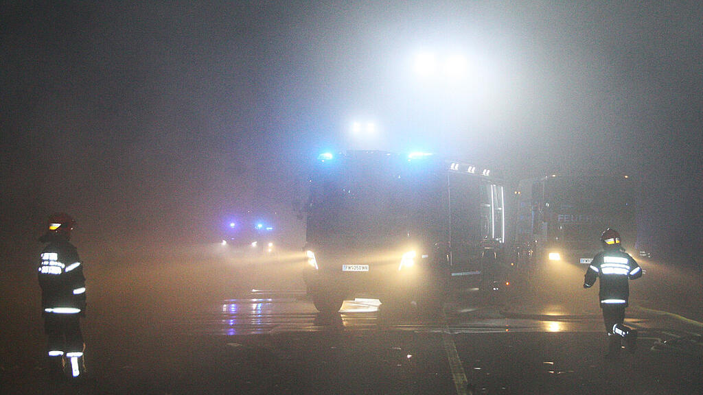 Die Feuerwehr stand nach dem Helikopterabsturz im Löscheinsatz