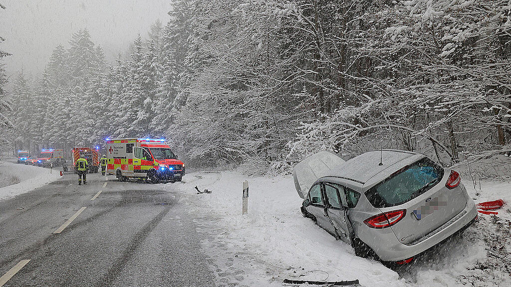 Unfall mit drei Autos auf B21 bei Schneizlreuth
