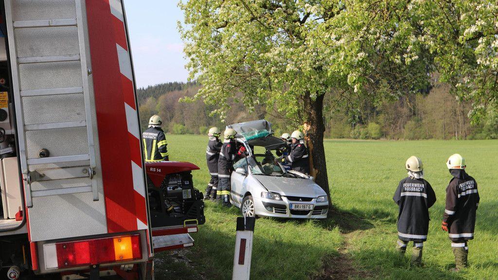 Roßbach: Auto gegen Baum