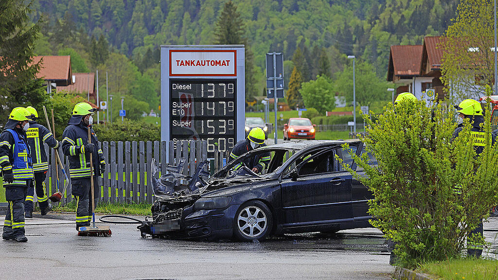 Schneizlreuth: Brennendes Auto auf Tankstelle