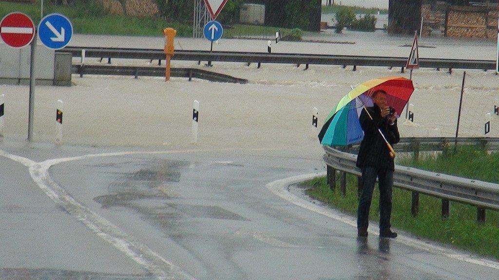 Grabenstätt: A8 überflutet