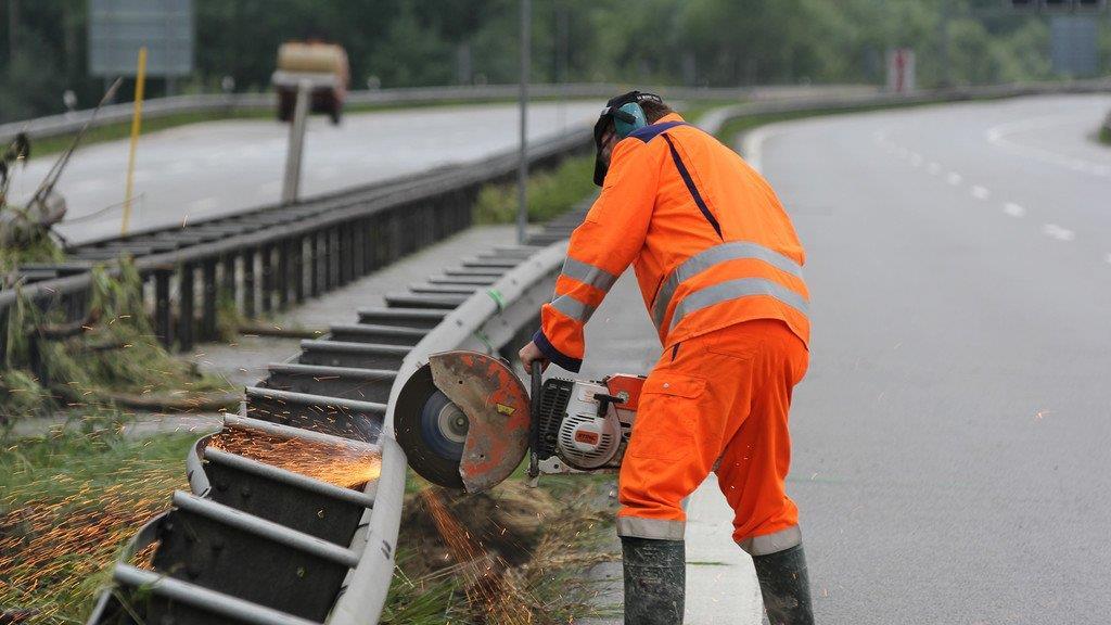 Aufräumarbeiten an der A8