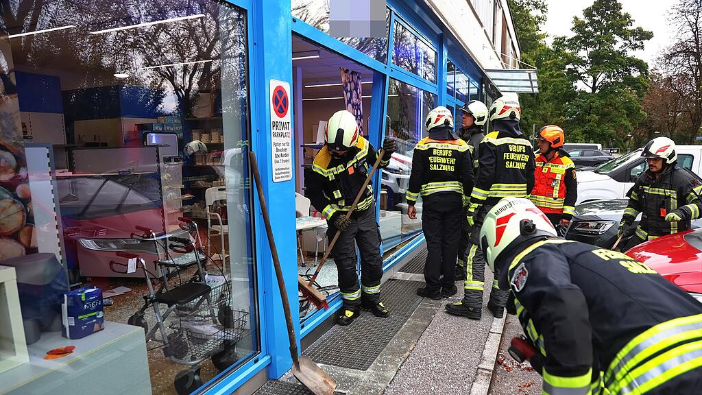 Auto gegen Auslagenscheibe