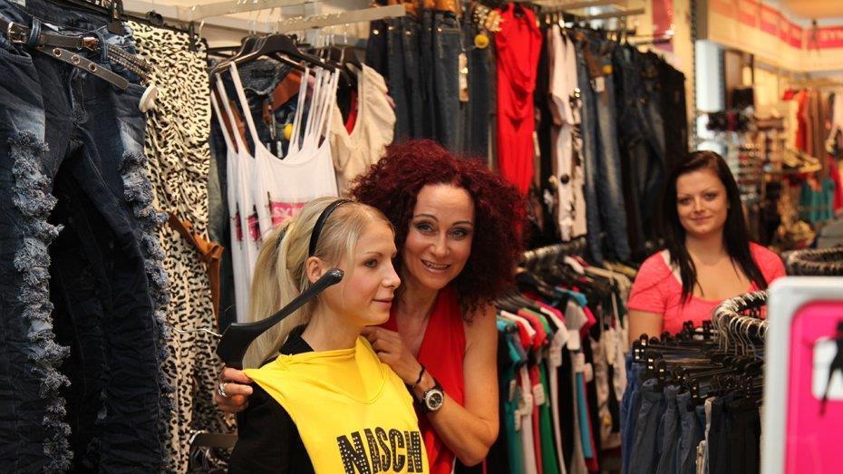Christina "Mausi" Lugner und Anastasia "Katzi" Sokol im INterview und beim Shoppen